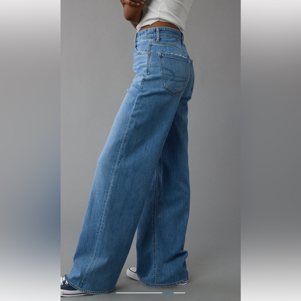 AE Dreamy Drape Stretch Super High-Rise Baggy Wide-Leg Jeans in Light Blue Denim - Picture 5 of 7
